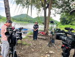 ทีมผลิตรายการ “เรียนนอกรั้ว” ... Image 2