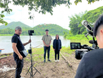 ทีมผลิตรายการ “เรียนนอกรั้ว” ... Image 1